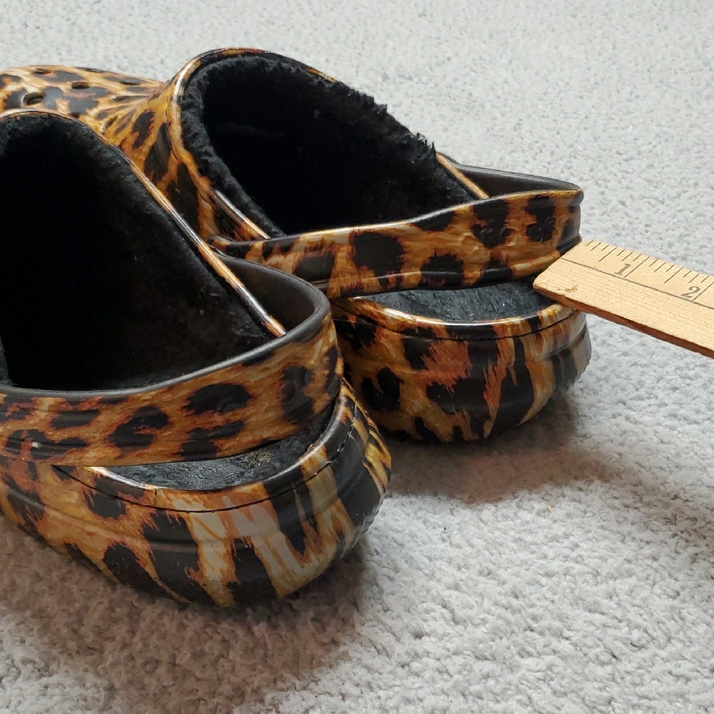 CROCS Kids Leopard Pattern Slippers - image 12